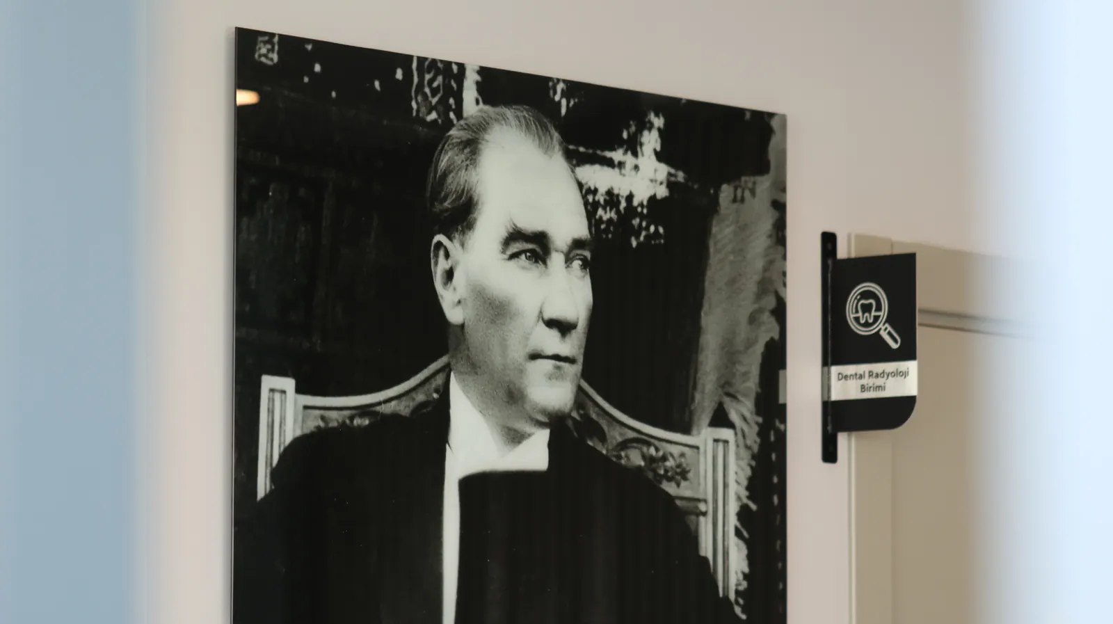 Duvarımızdaki Atatürk portresi